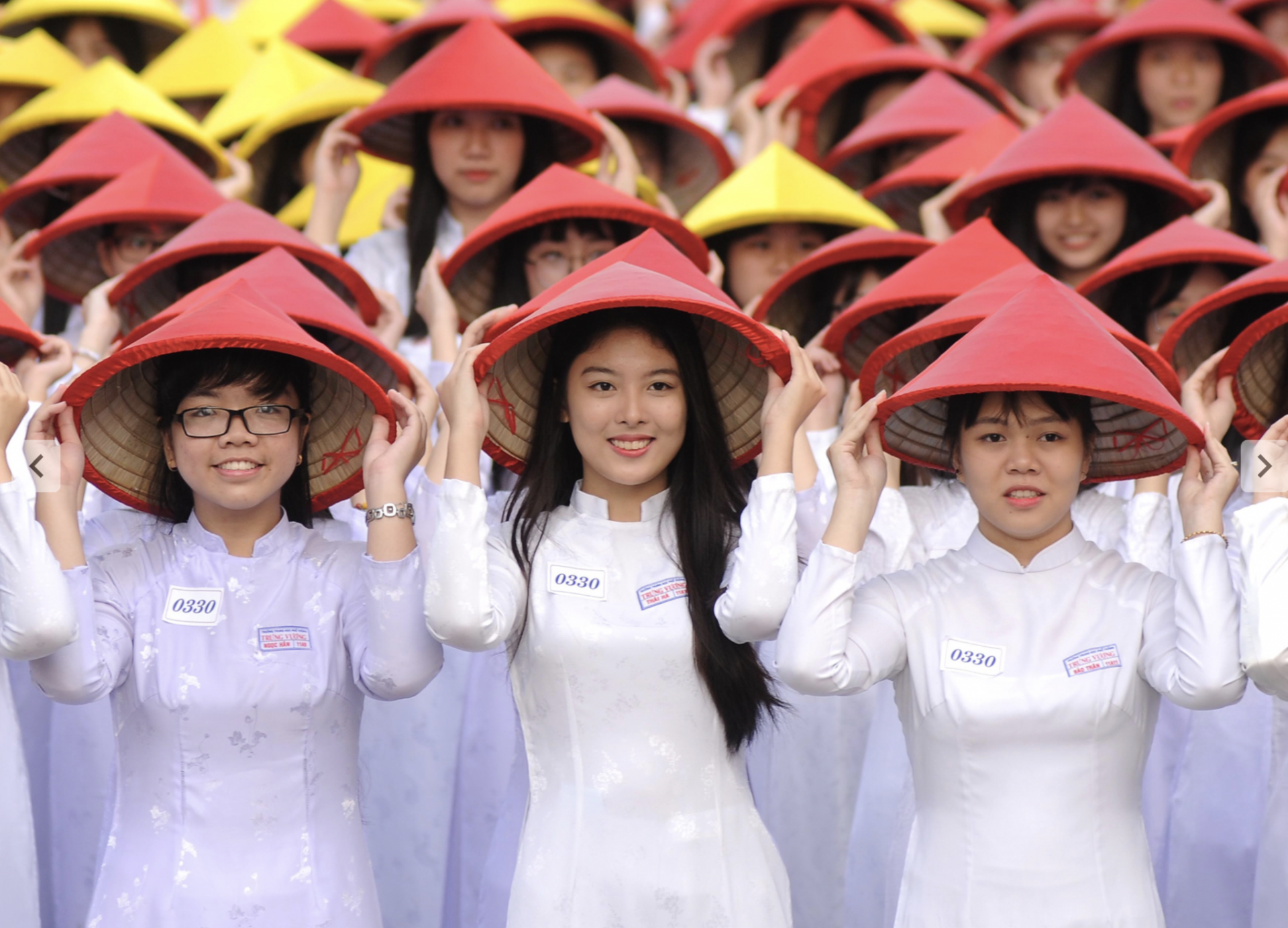 胡志明市女学生参加主题为“我爱越南奥黛”的奥黛步行活动。