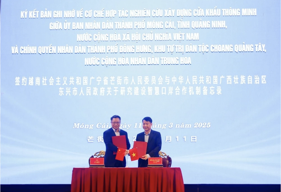 芒街市人民委员会主席胡光辉与东兴市人民政府市长李健共同签署了《芒街市与东兴市关于研究建设智慧口岸合作机制的谅解备忘录》。