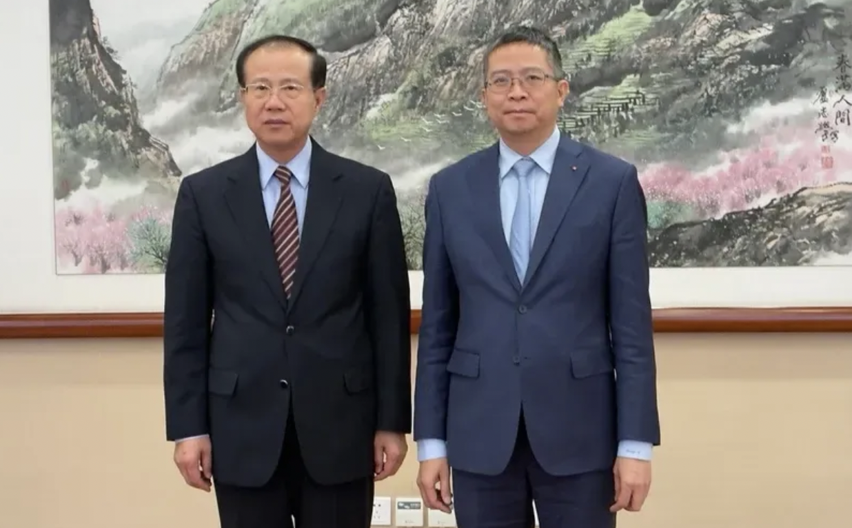 越南新任驻中国大使范清平（右）与中国全国人大外事委员会副主任委员傅自应