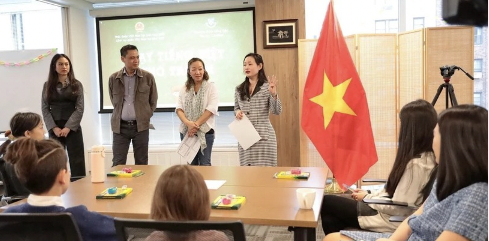 3月22日，越南常驻联合国代表团与美国哥伦比亚大学越南语项目联合举办了免费越南语培训班开班仪式。