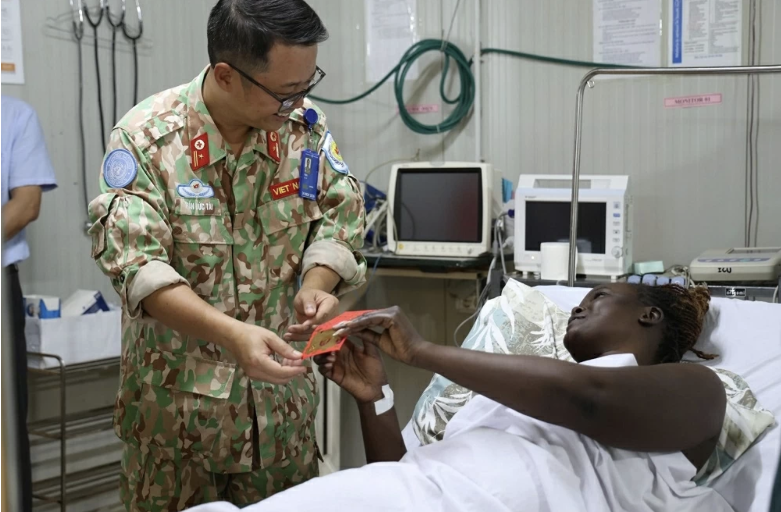 医院领导层直接到每个病房拜年,向正在治疗的患者赠送鲜红的红包。(来源:BVDC 2.7) 医院领导层直接到每个病房拜年,向正在治疗的患者赠送鲜红的红包。(来源:BVDC 2.7)