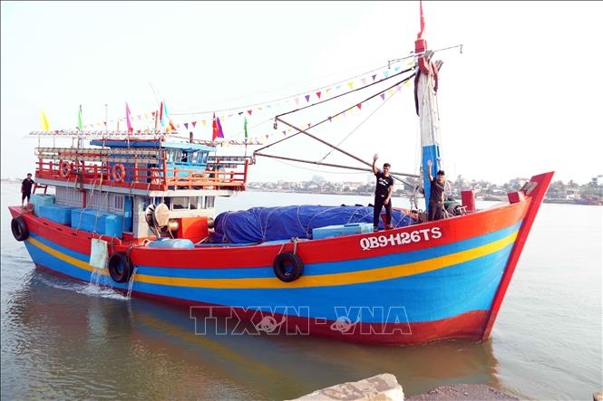 越南广治省的大功率渔船开始出海,期待水产品捕捞迎来丰收年。 越南广治省的大功率渔船开始出海,期待水产品捕捞迎来丰收年。