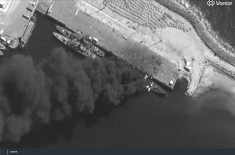 中东冲突升级。卫星图像显示,伊朗军舰遇袭后在港口内起火燃烧。 中东冲突升级。卫星图像显示,伊朗军舰遇袭后在港口内起火燃烧。