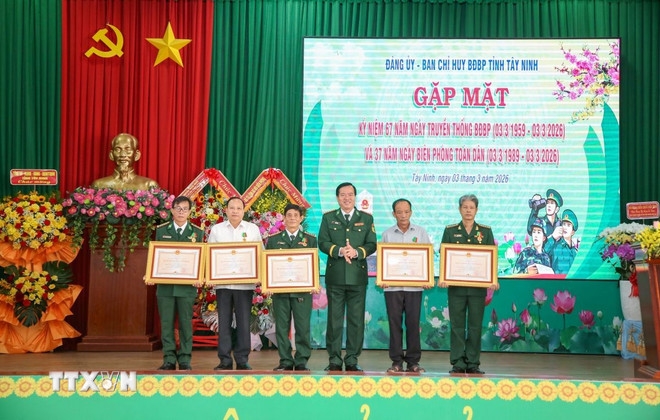 原越南西宁省和原越南隆安省边防部队指挥部所属单位首长及指挥员荣获保卫祖国勋章。 原越南西宁省和原越南隆安省边防部队指挥部所属单位首长及指挥员荣获保卫祖国勋章。