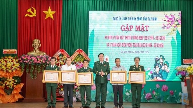 西宁省：表彰在保卫祖国事业中取得突出成绩的个人