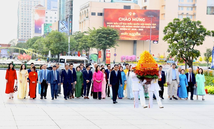 2026丙午新春之际，海外越南人代表团在胡志明主席雕像公园举行献花仪式。