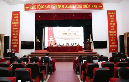 何氏娥女士：与选民保持密切联系，建议完善少数民族地区政策