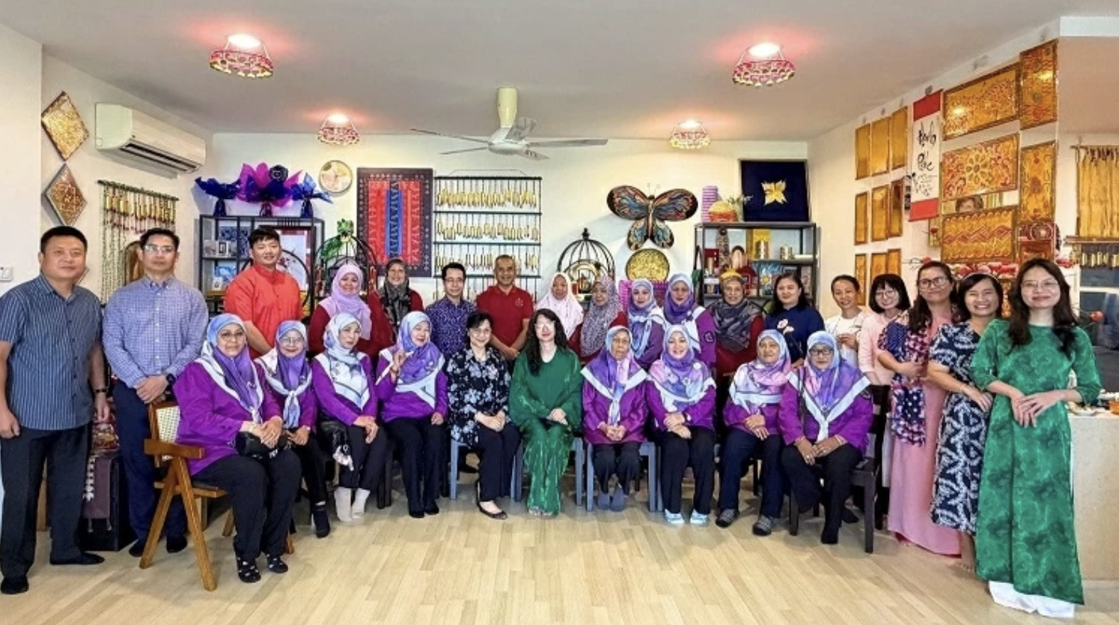 文莱达鲁萨兰国退伍军人协会成员及其夫人参加由大使馆组织的越南文化推广活动。