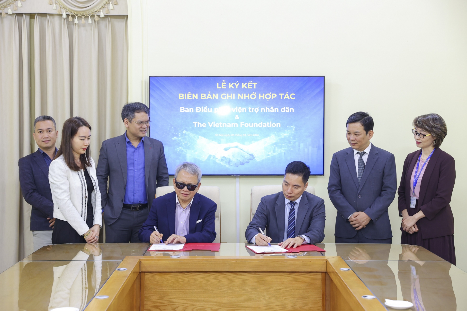 人民援助协调委员会（PACCOM）与越南基金会（美国）合作谅解备忘录签署仪式。（图片：丁和）