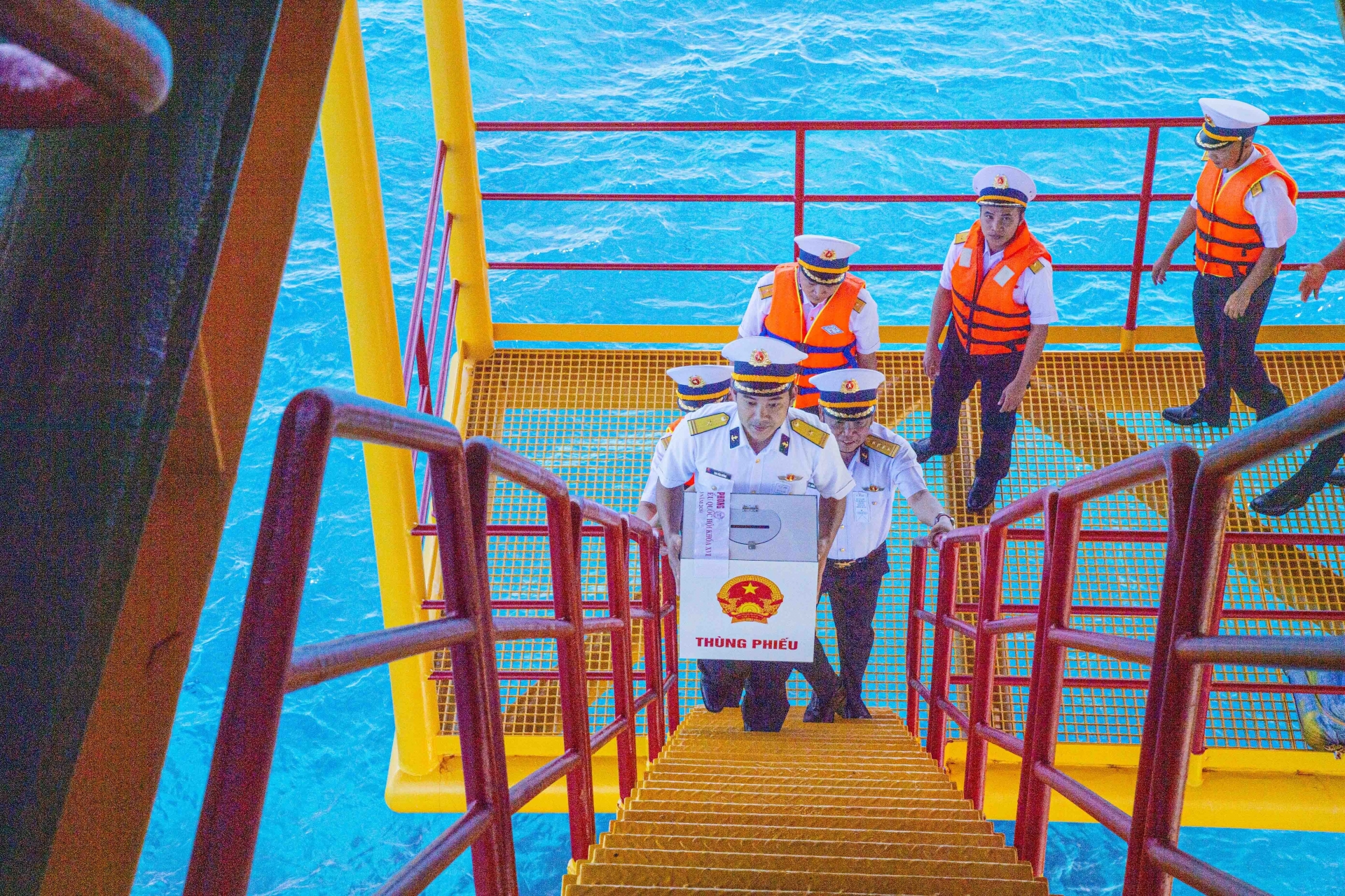 将票箱送往正在DK1/20高脚屋执行任务的选民手中。