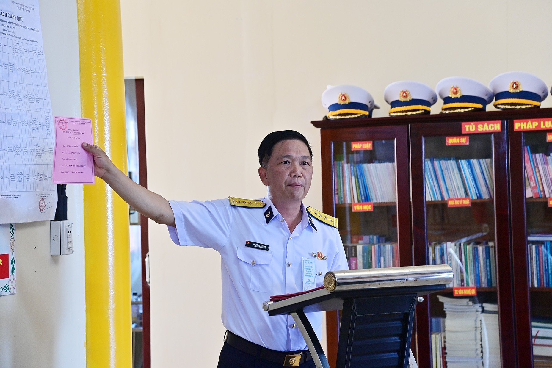 选举组组长黎洪光大校在DK1/20高脚屋指导并主持选举工作。