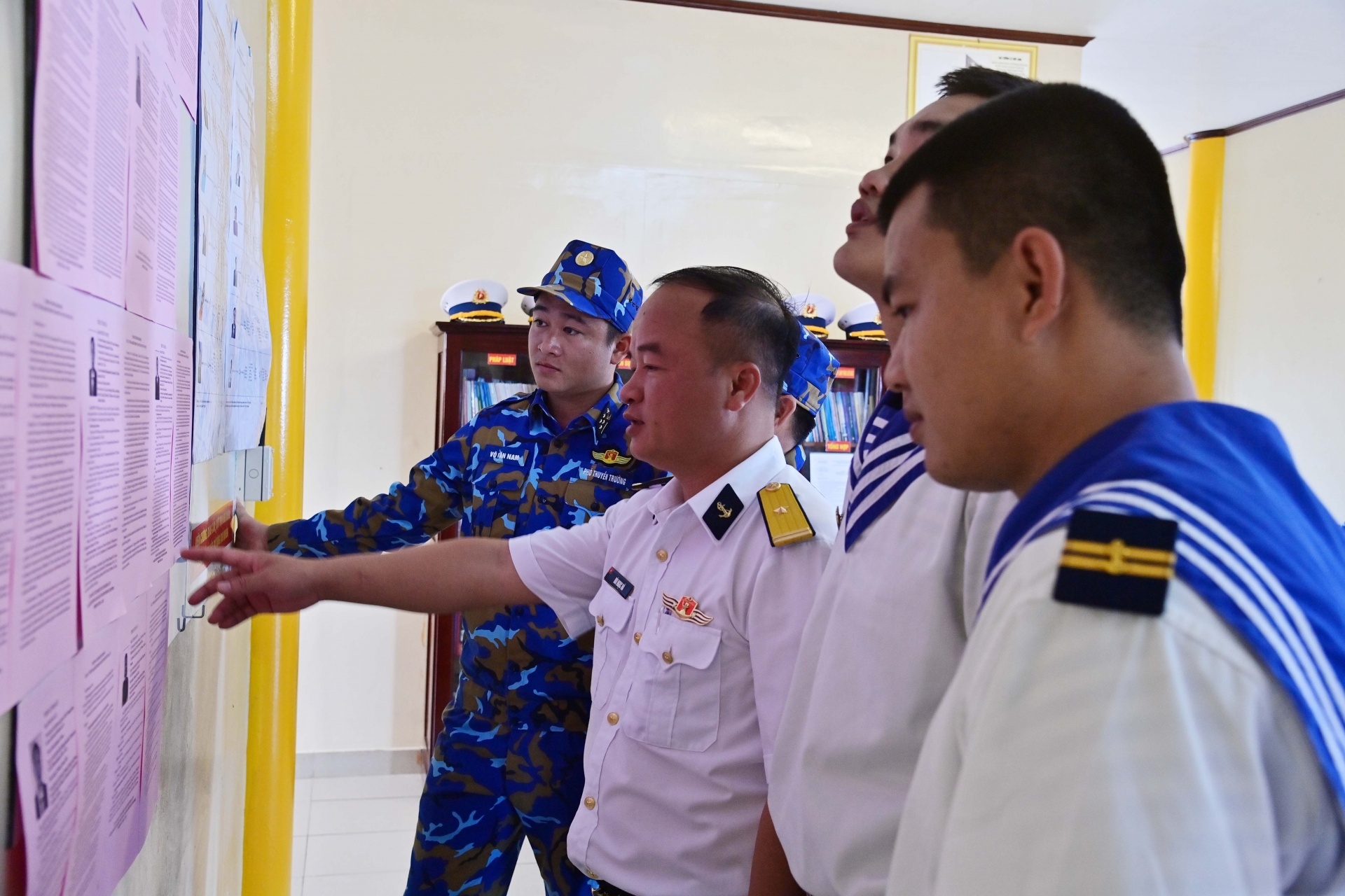 DK1/20高脚屋选民与海军第129海团740号值班船选民了解国会代表及胡志明市人民议会代表候选人情况。