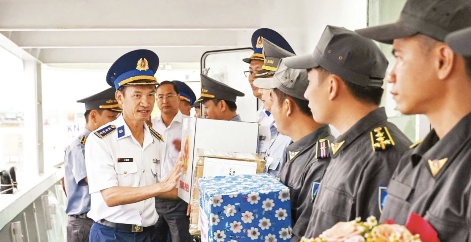 海警第三区代表鼓励提前投票的力量并执行海上任务。（照片：由单位提供）