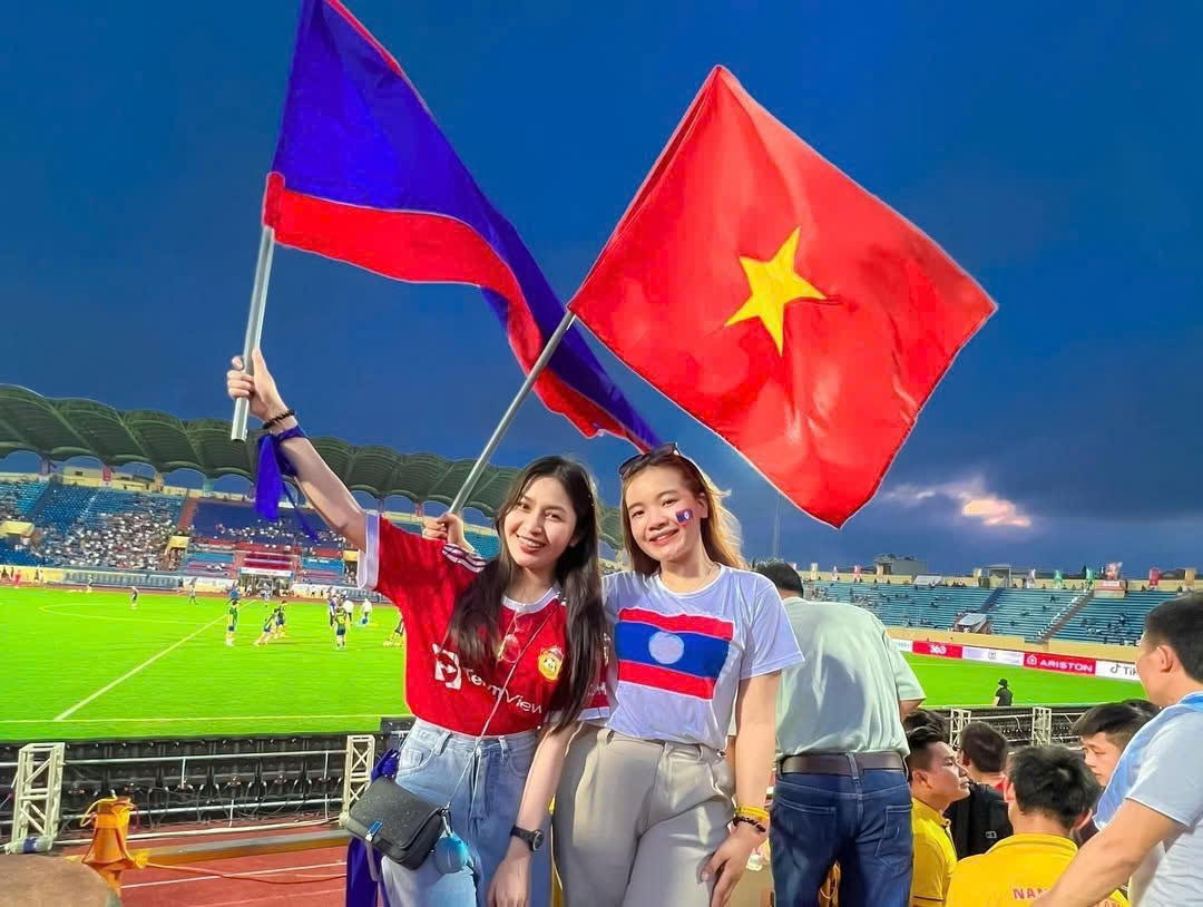 赛宋蓬·西占他冯（右）期望越南将继续在经济社会发展和扩大国际合作方面取得许多成就。（图片：由本人提供）