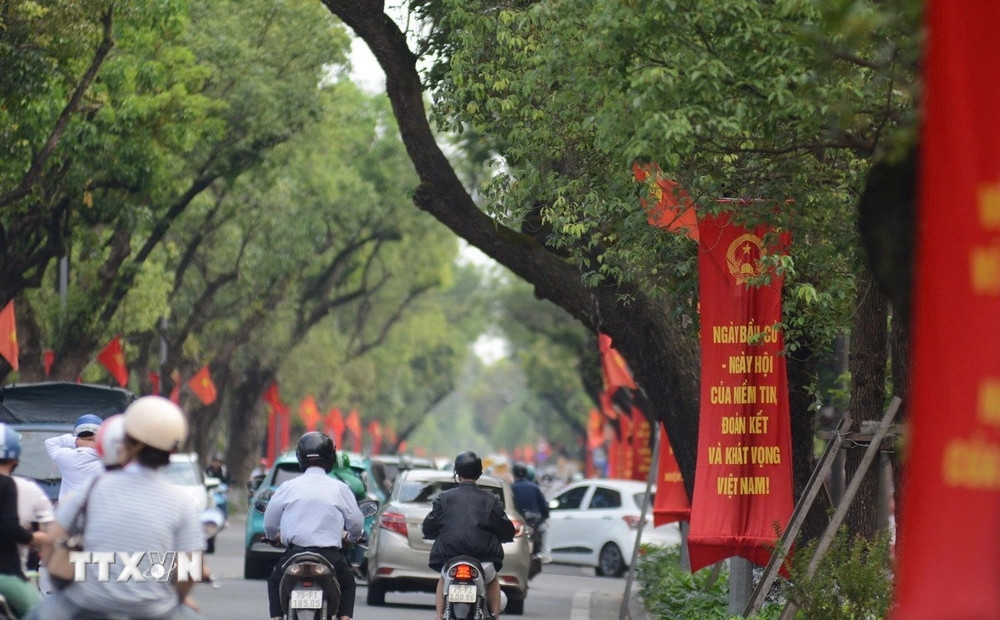 顺化市各主要街道被装饰一新以宣传选举工作。（摄影：文勇/越通社）