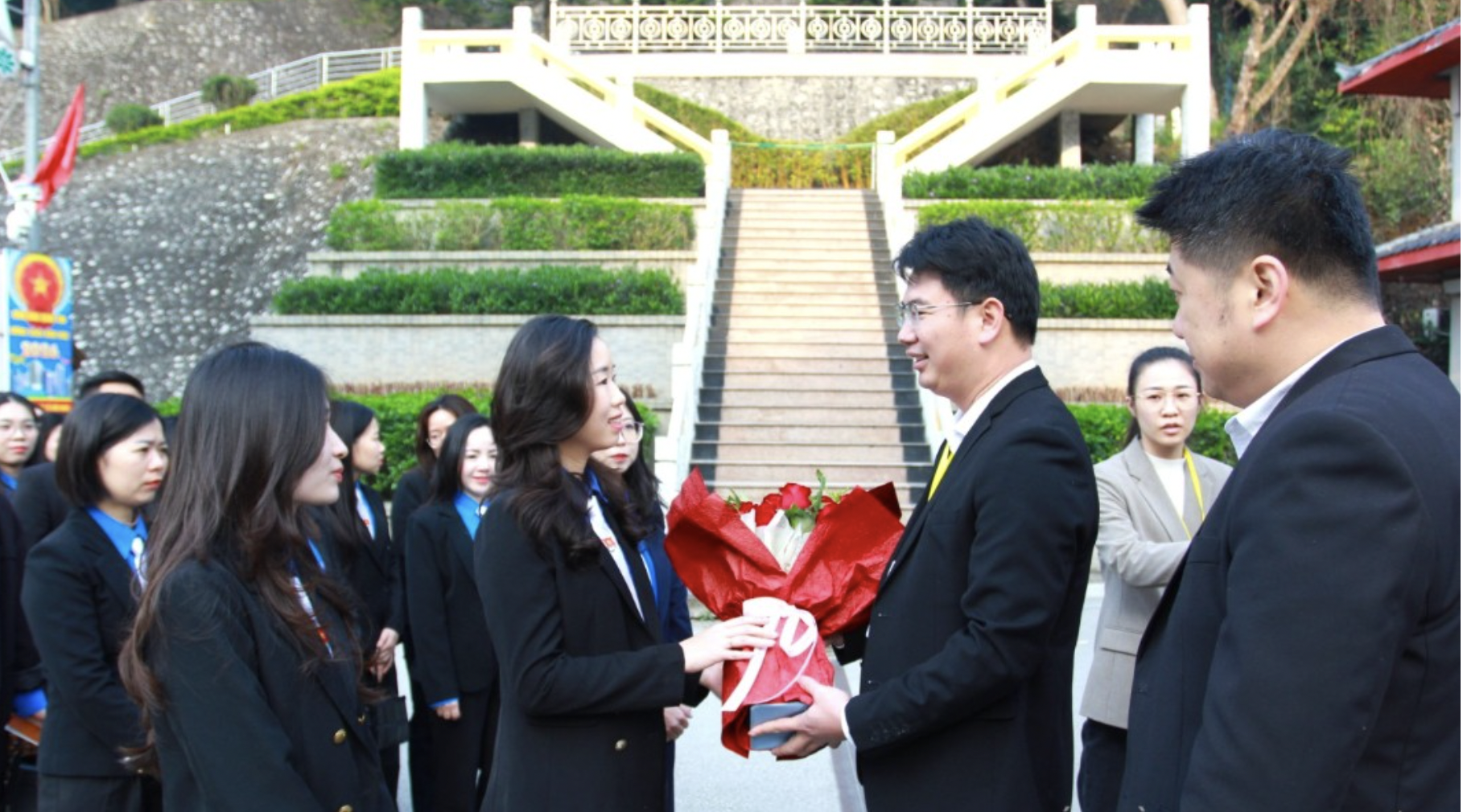 中国广西壮族自治区崇左市团委领导献花祝贺，迎接参加活动的越南谅山省团委工作团