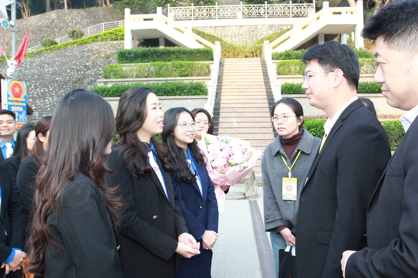 越南谅山省团委与中国广西壮族自治区崇左市团委领导就将在中国参加的各项活动进行交流