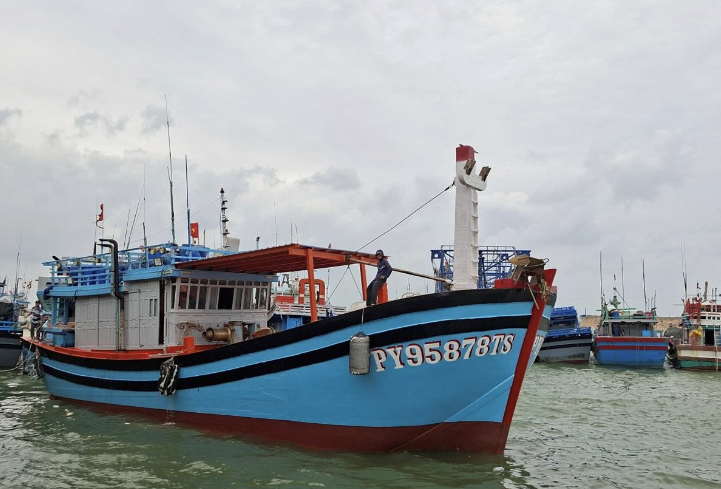 渔船驶离达农 (Đà Nông) 渔港出海。摄影：丽江