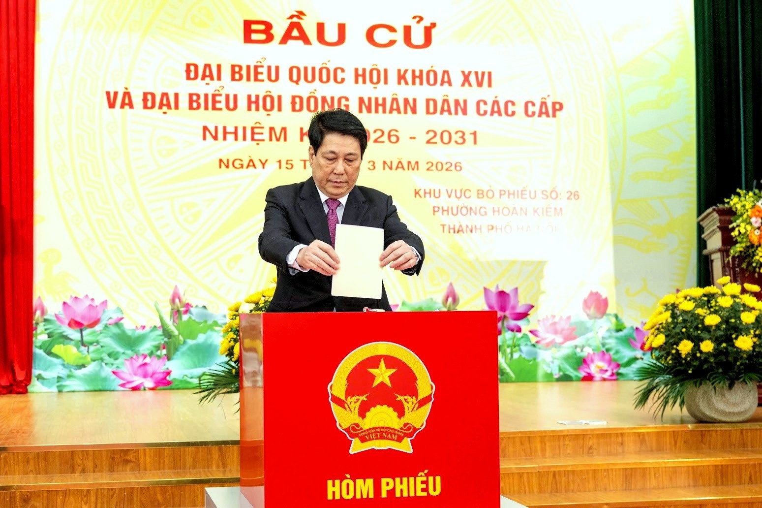 越南国家主席梁强与多位军队高级领导在河内第26号投票站率先投票