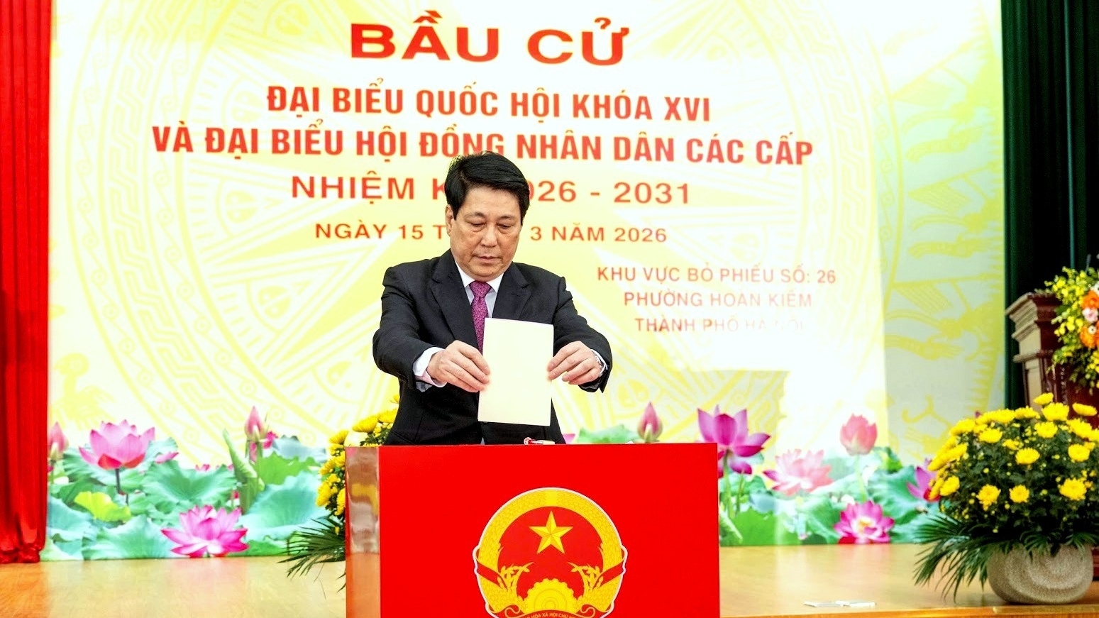 越南国家主席梁强与多位军队高级领导在河内第26号投票站率先投票