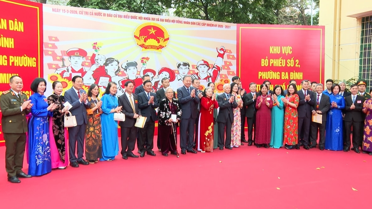 越共中央总书记苏林在河内巴亭坊第2投票区参加选举投票