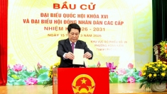 越南国家主席梁强与多位军队高级领导在河内第26号投票站率先投票