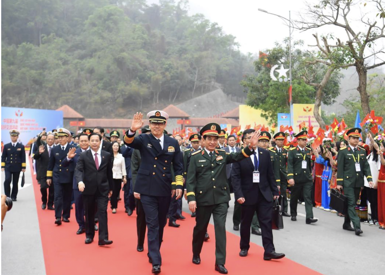 越共中央政治局委员、中央军委副书记、越南国防部长潘文江大将主持仪式，欢迎由中共中央委员、中国国防部长董军上将率领的中国国防部高级代表团赴越南谅山省和中国广西壮族自治区参加第九次越中边境国防友好交流活动（2025年4月）。