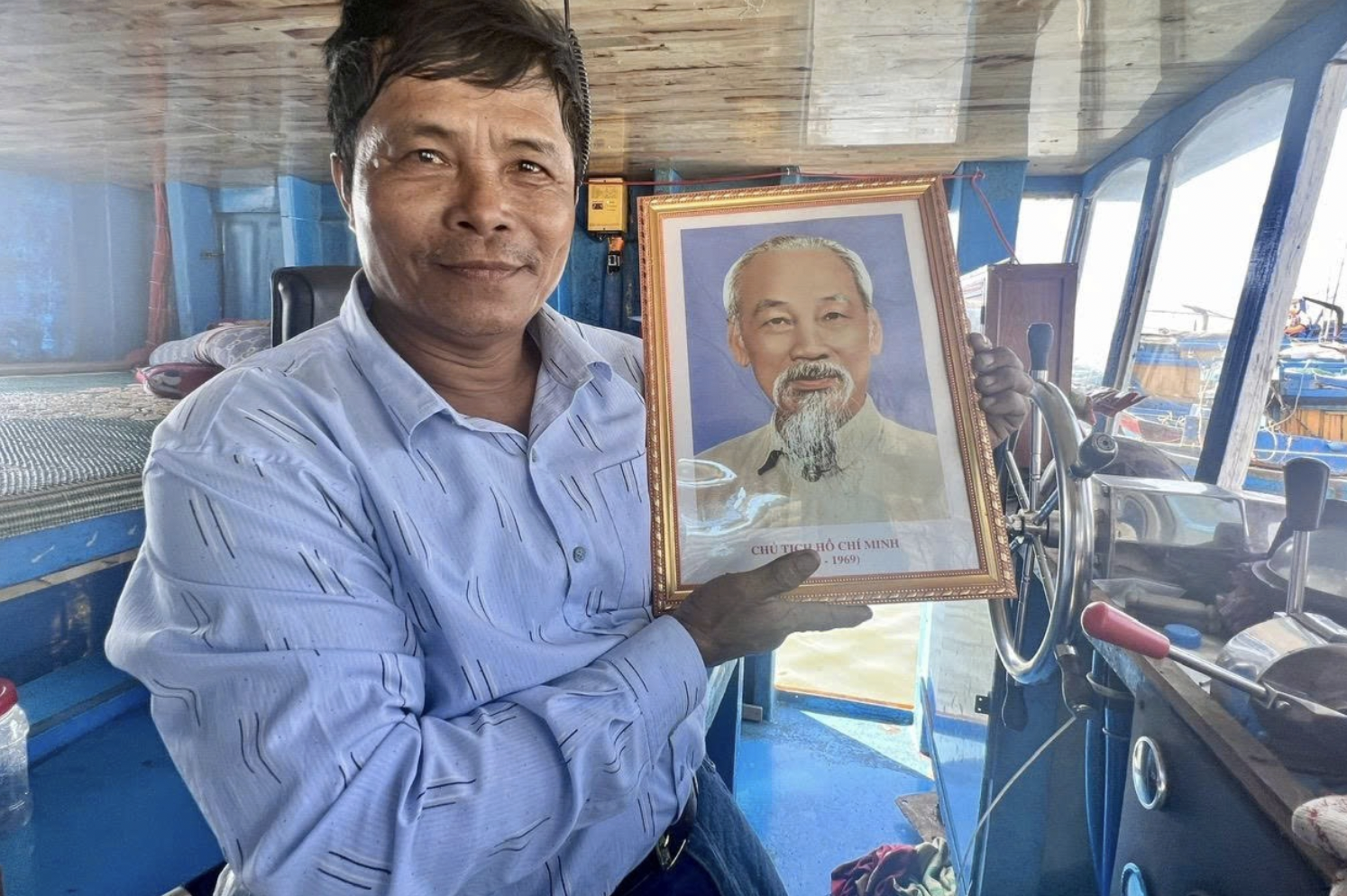 东山社珠顺海村的QNg 55486 TS号渔船船主、渔民张文俊在获赠胡伯伯画像时感到十分高兴。