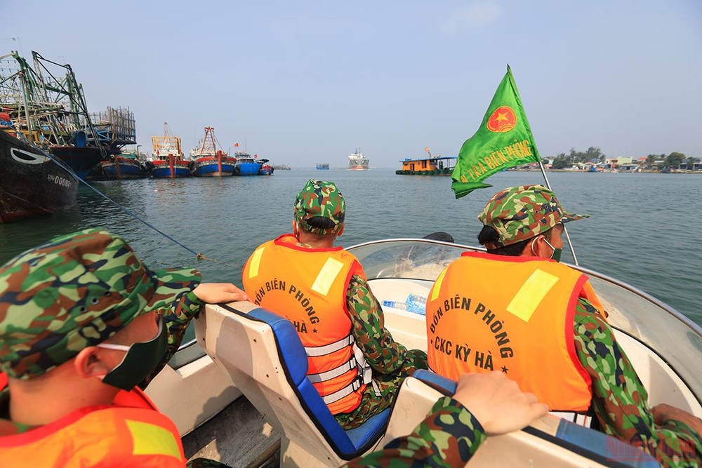奇河港口岸边防屯（岘港边防部队）干部、战士巡逻结合宣传打击非法捕捞，为渔民解除IUU“黄牌”做出贡献。