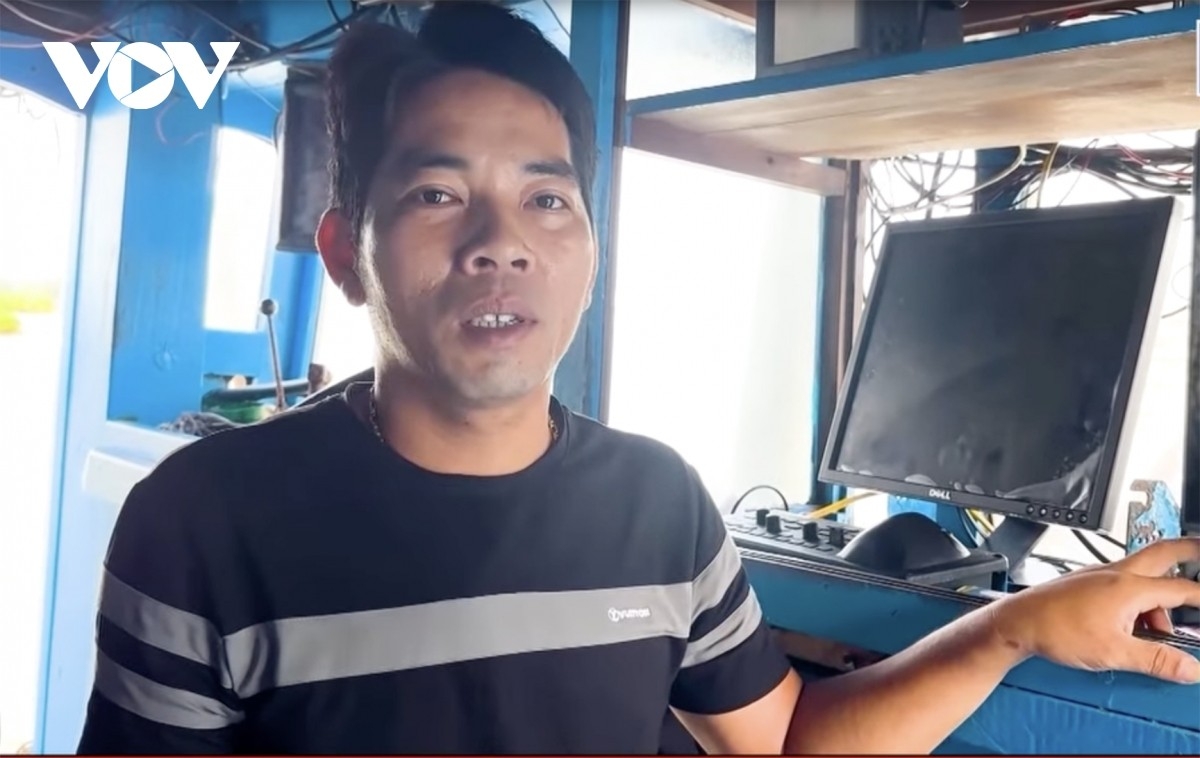 渔民杜晋王在他的渔船上。（摄影：VOV）