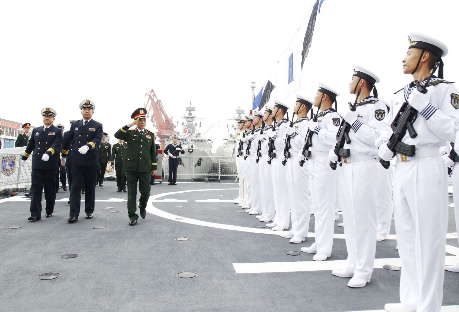 越南国防部部长潘文江大将在中国海军568舰上检阅仪仗队。