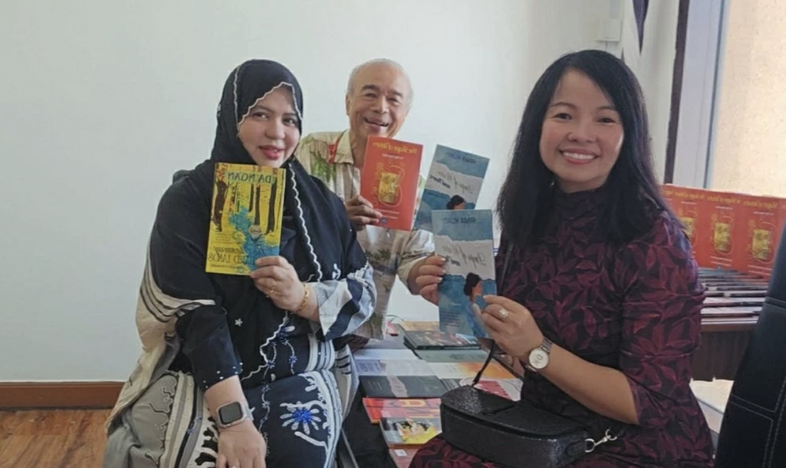 诗人、翻译家武氏如梅与国际友人合影。 诗人、翻译家武氏如梅与国际友人合影。