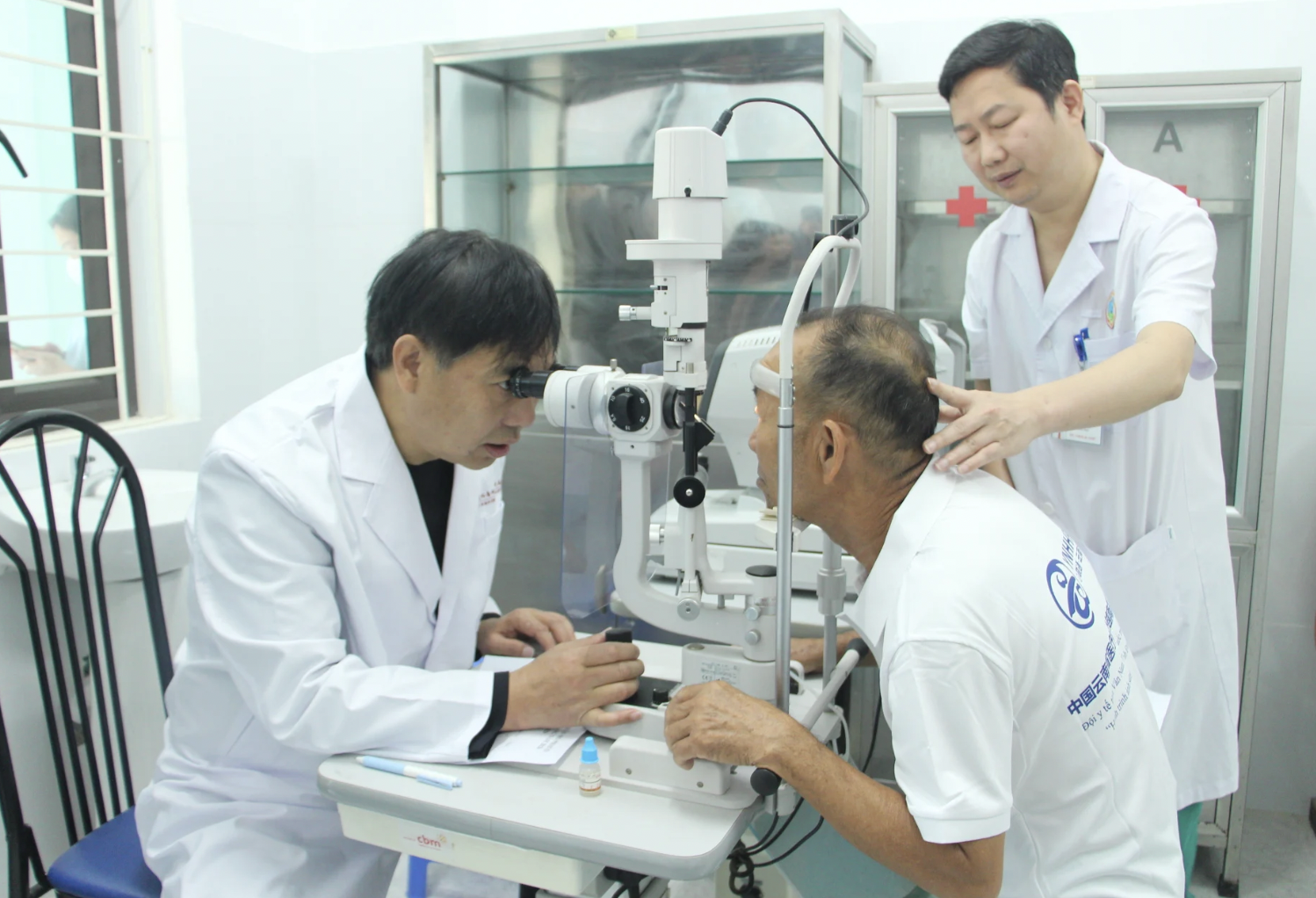 奠边省偏远地区约100名患有白内障的困难群众将获得完全免费的筛查、手术和术后随访。