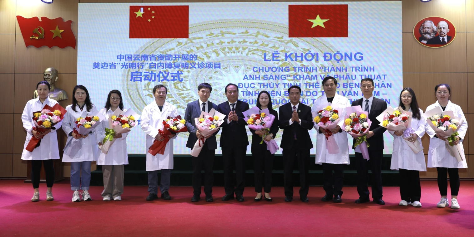 奠边省人民委员会副主席阮明富向参加“光明行”项目的医护团队献花。摄影：荣维。