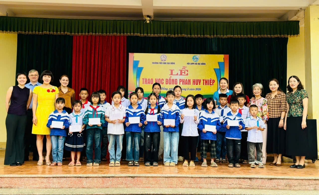 向清兴小学（大同社）的学生颁发20份奖学金。