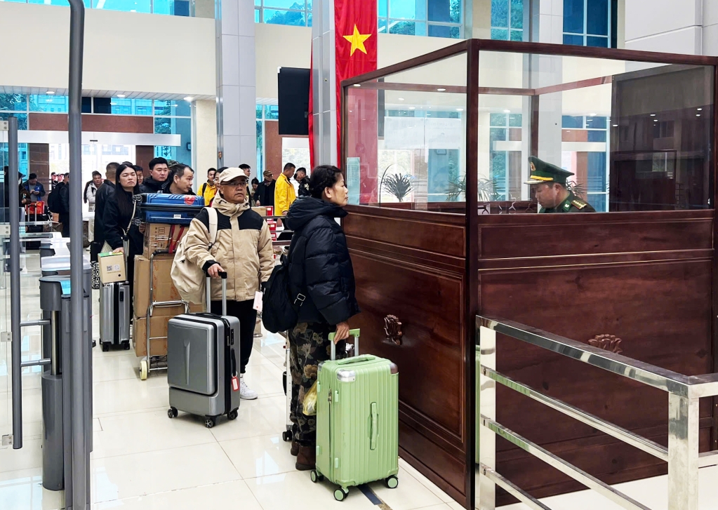 游客在茶岭国际口岸办理出境手续