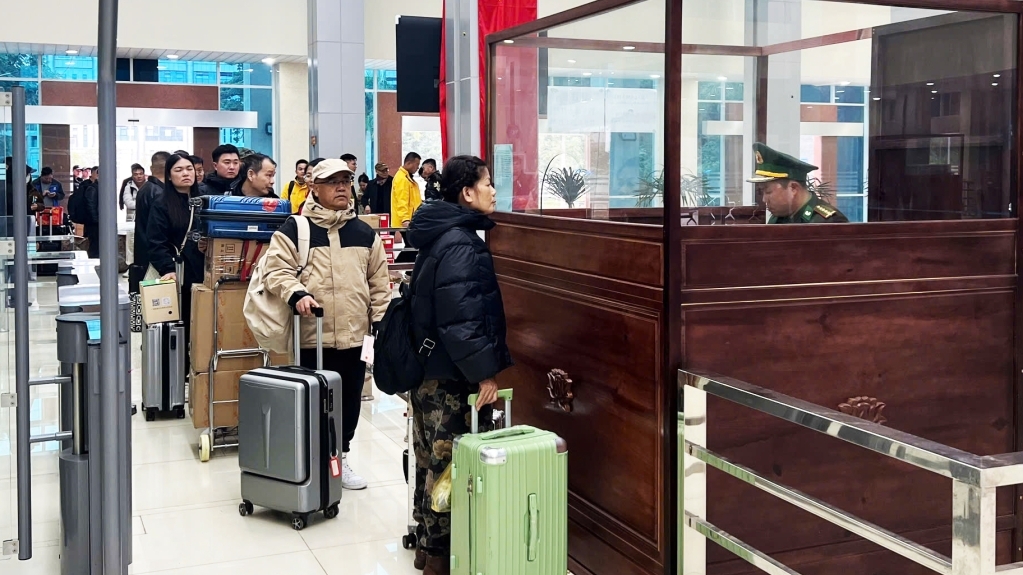 跨越越南茶岭—中国龙邦国际口岸的边境旅游连接