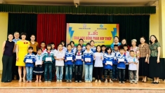 旅匈侨胞家庭向义安省学生颁发20份奖学金