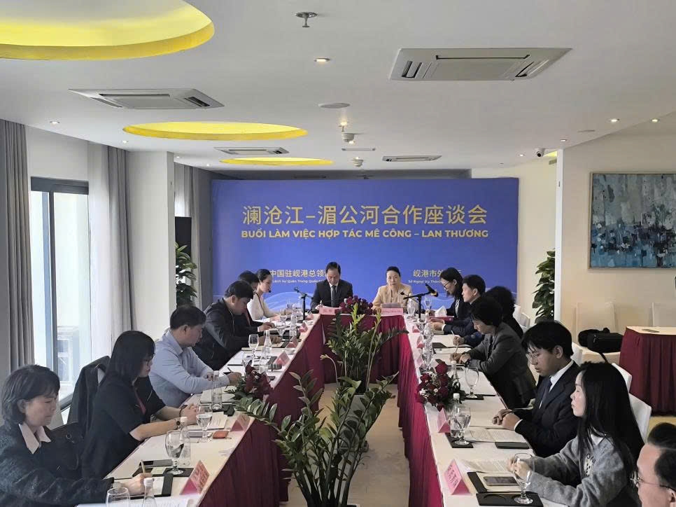 董碧幽总领事出席驻岘港总领馆与岘港市外事厅共同举办的澜沧江-湄公河合作座谈会(来源:中国驻岘港总领馆) 董碧幽总领事出席驻岘港总领馆与岘港市外事厅共同举办的澜沧江-湄公河合作座谈会(来源:中国驻岘港总领馆)