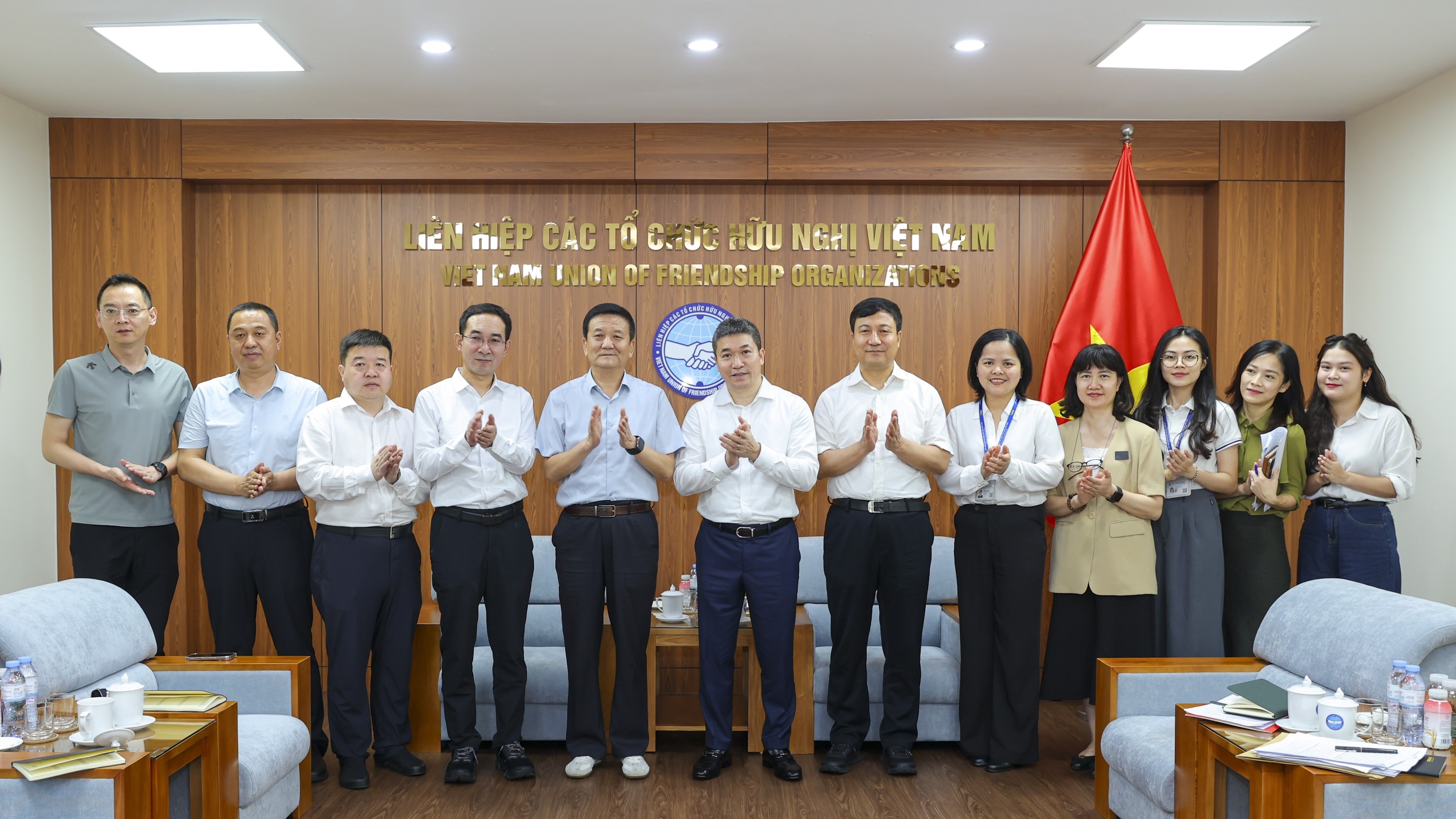 越南友好组织联合会主席潘英山会见中共延安市委统战部代表团