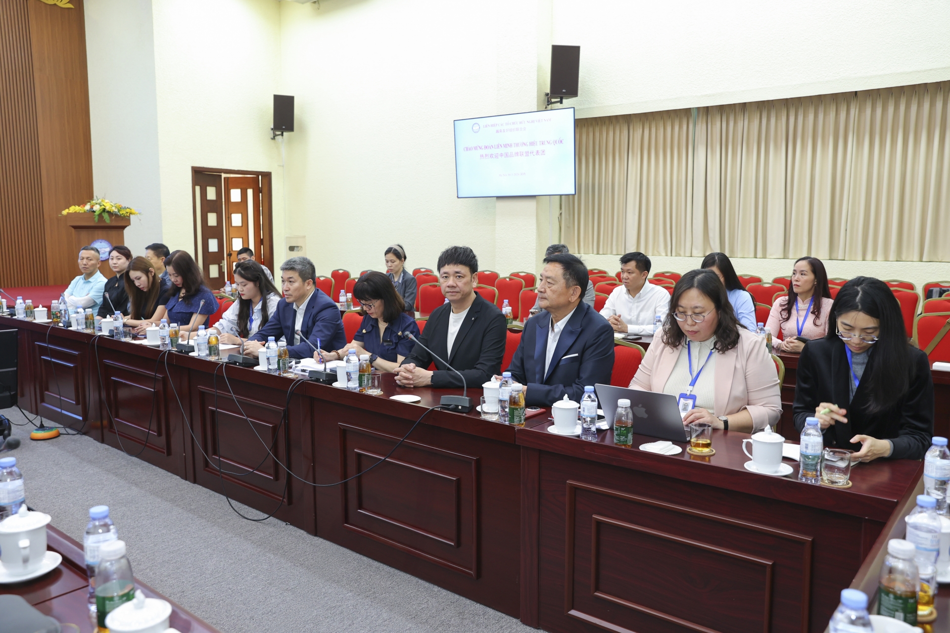 越南友好组织联合会主席潘英山会见中国品牌联盟代表团:深化经贸与民间外交合作 越南友好组织联合会主席潘英山会见中国品牌联盟代表团:深化经贸与民间外交合作