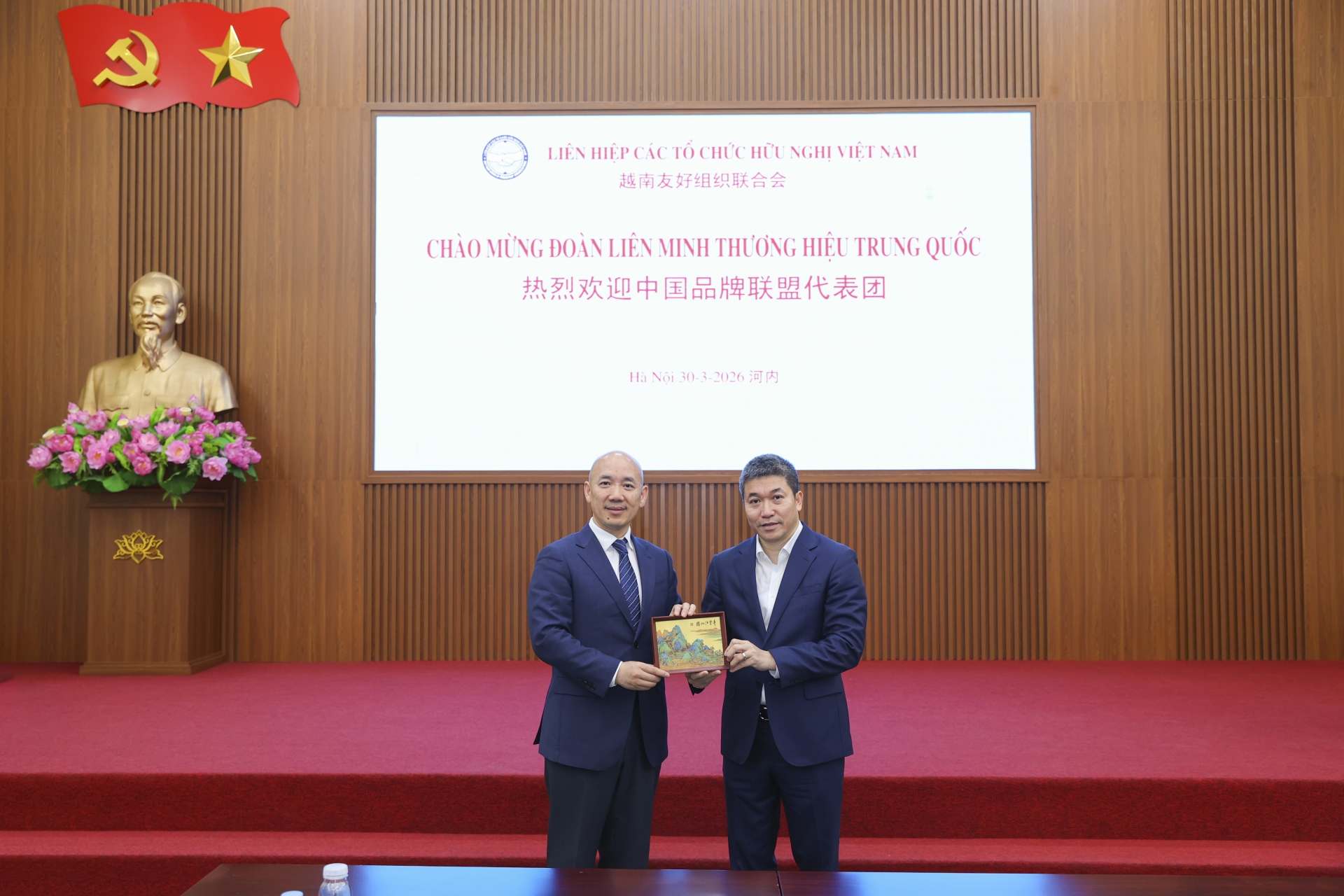 越南友好组织联合会主席潘英山会见中国品牌联盟代表团:深化经贸与民间外交合作 越南友好组织联合会主席潘英山会见中国品牌联盟代表团:深化经贸与民间外交合作