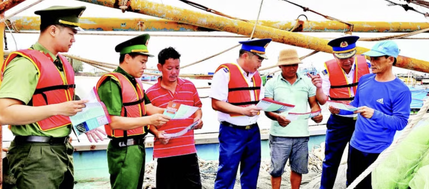 职能部门向胡志明市渔民普及防范和打击IUU捕捞的相关规定。