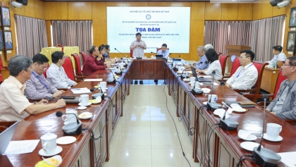 以'世界民间外交的发展趋势及其对越南的影响'为主题的座谈会