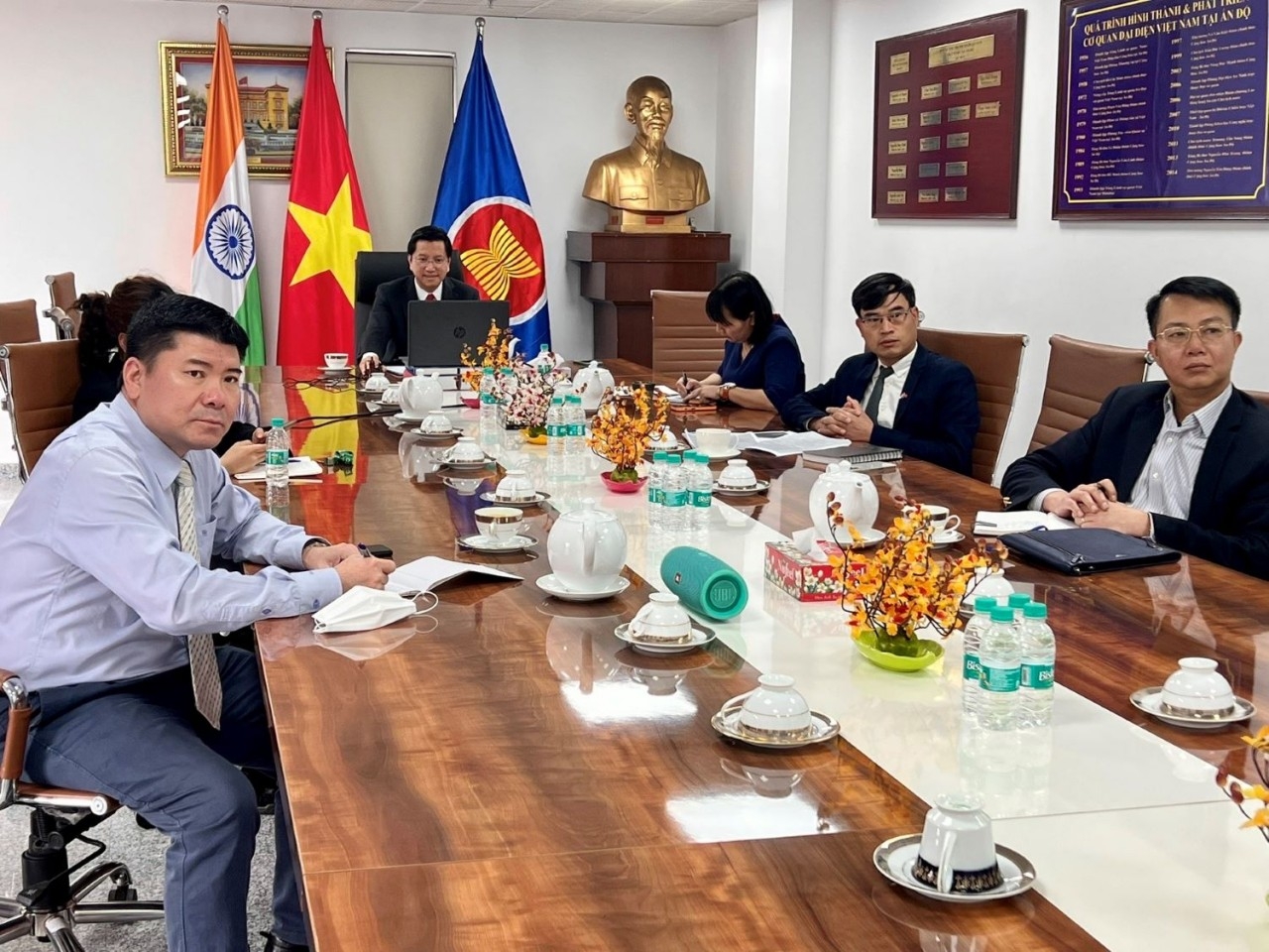 越南驻印度大使与旅居印度和尼泊尔越南人代表举行视频会晤。