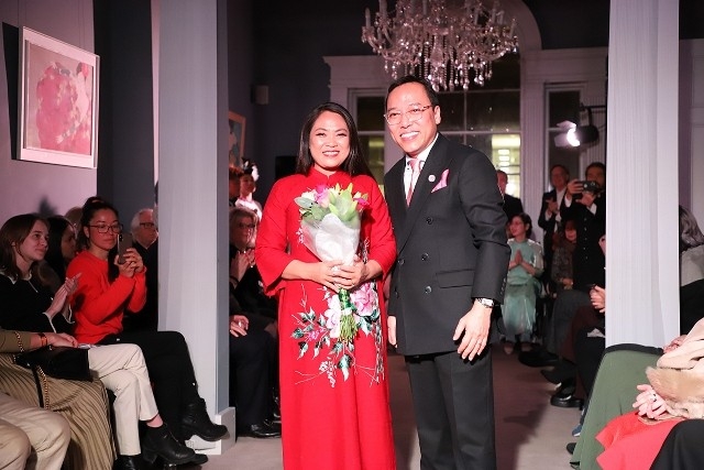 驻英国的越南大使为设计师兰香送鲜花。