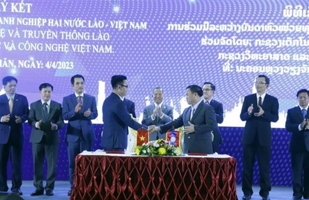 越南研究机构、大学和企业与老挝合作伙伴举行技术转让合作协议签字仪式。图自越通社