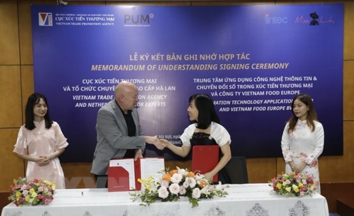 越南工贸部贸易促进局与荷兰市场运营的电子商务平台MISSLINH合作谅解备忘录签署仪式场景。