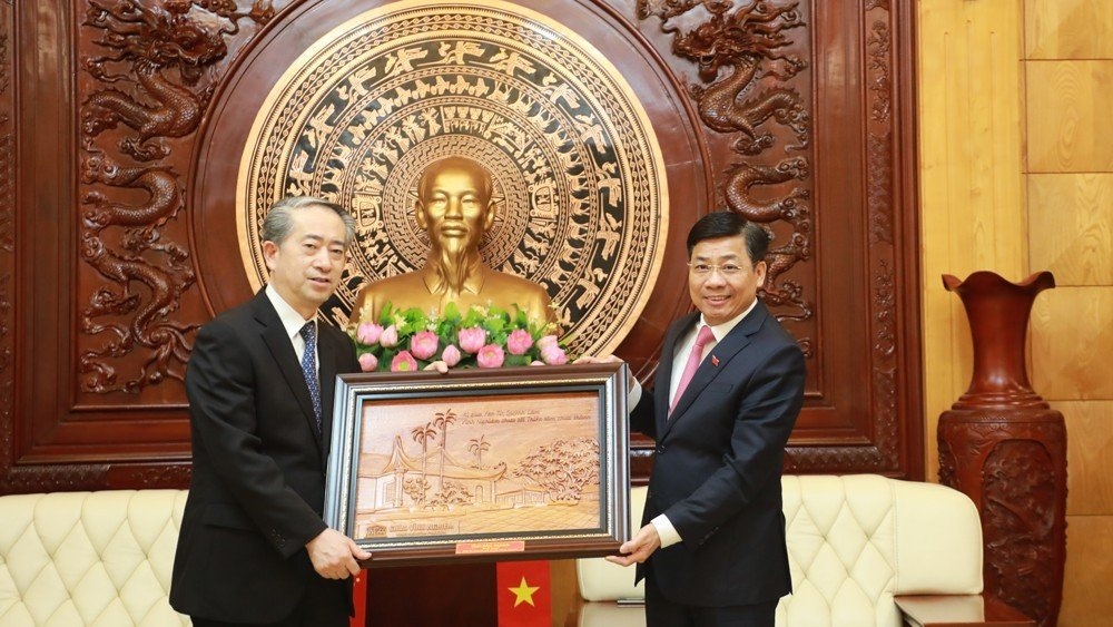 北江省省委书记杨文泰向中国驻越南大使熊波送纪念礼物。