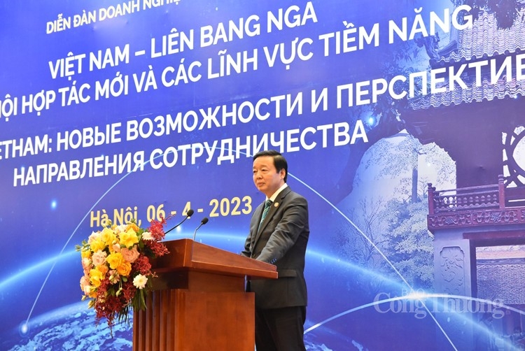 工贸部副部长邓黄安发表讲话。